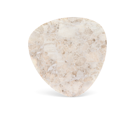 Beige marmorsample i oregelbunden triangelform, frilagd på vit bakgrund.