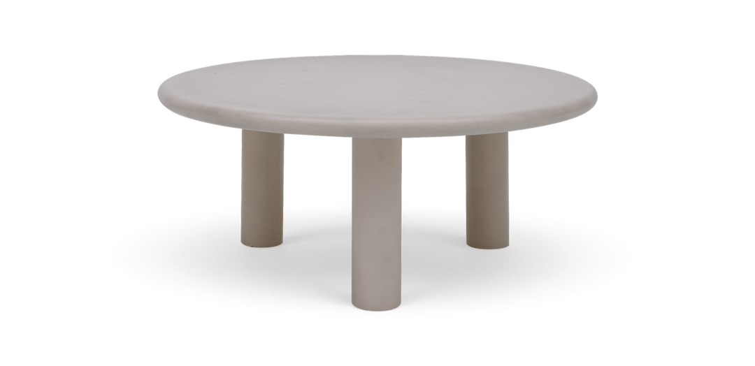 Runt beige soffbord med tre cylindriska ben.