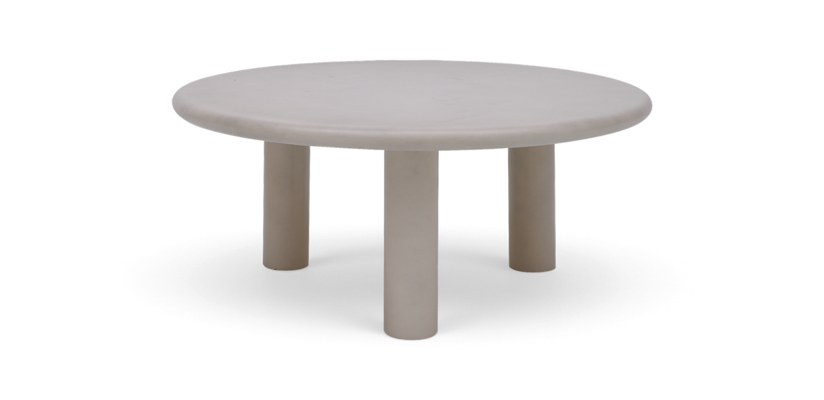 Runt beige soffbord med tre cylindriska ben.