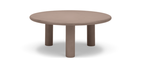 Runt lågt soffbord i beige med tre cylinderben, frilagd bakgrund.