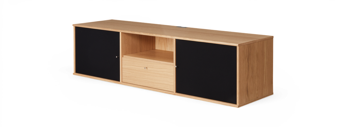 Låg sideboard i ek med två svarta skjutdörrar, öppet fack och mittlåda, frilagd mot vit bakgrund.