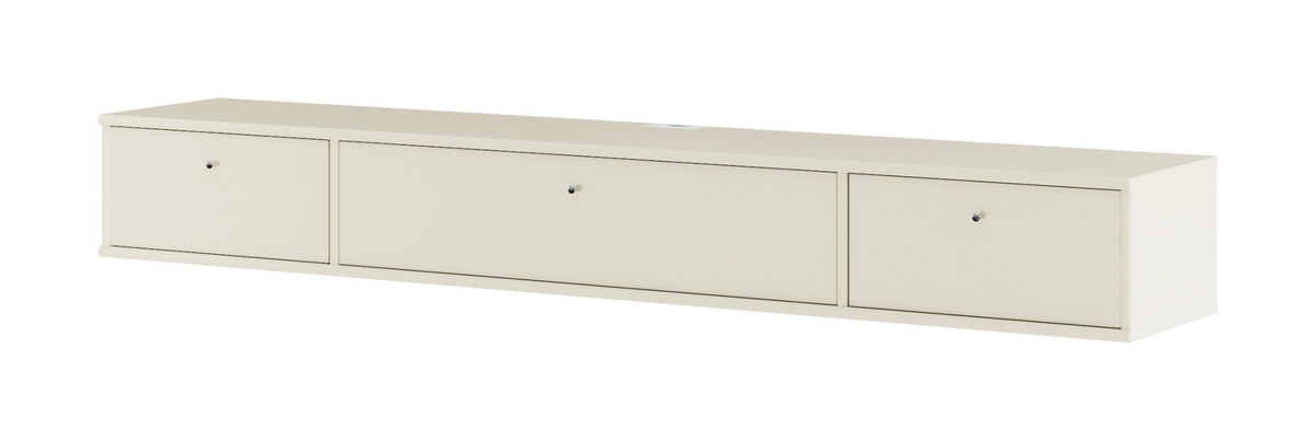 Lång låg TV‑bänk/skänk i beige med tre luckor och små knoppar, frilagd på vit bakgrund.