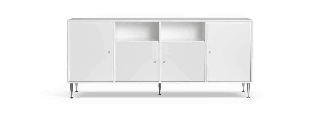 Vit sideboard med fyra dörrar, två öppna fack och metallben, frilagd mot svart bakgrund.