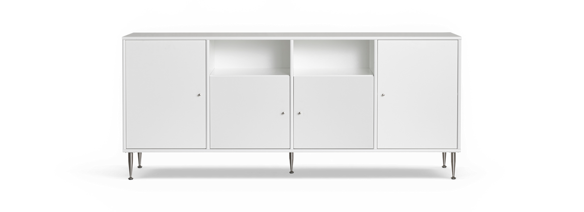 Vit sideboard med fyra dörrar, två öppna fack och metallben, frilagd mot svart bakgrund.