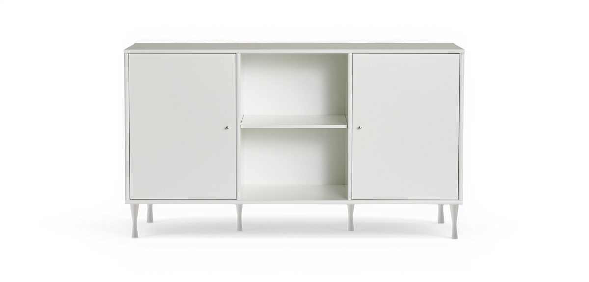 Vit sideboard med två dörrar och öppna hyllor i mitten, fristående på smala ben.