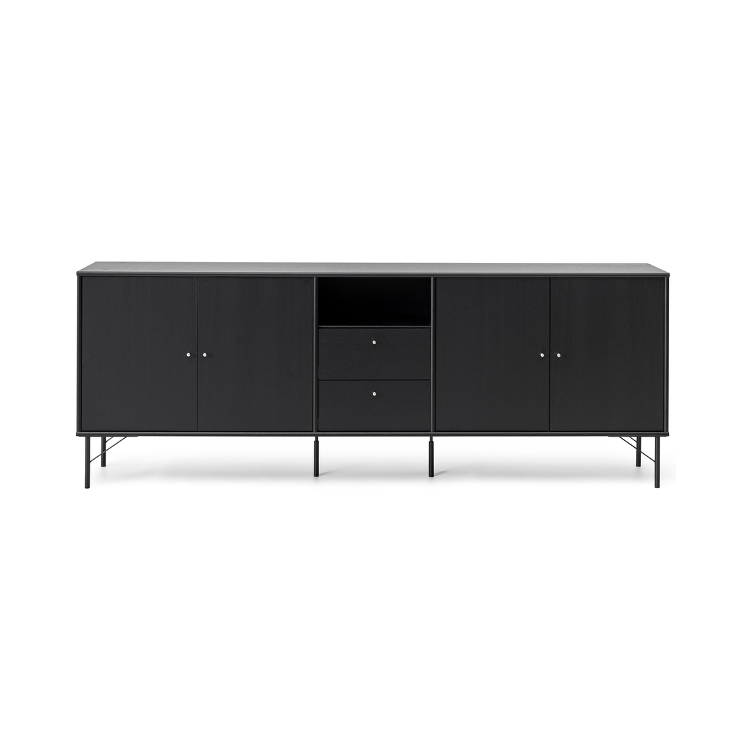 Svart sideboard med fyra dörrar, två lådor och ett öppet fack på smala ben.