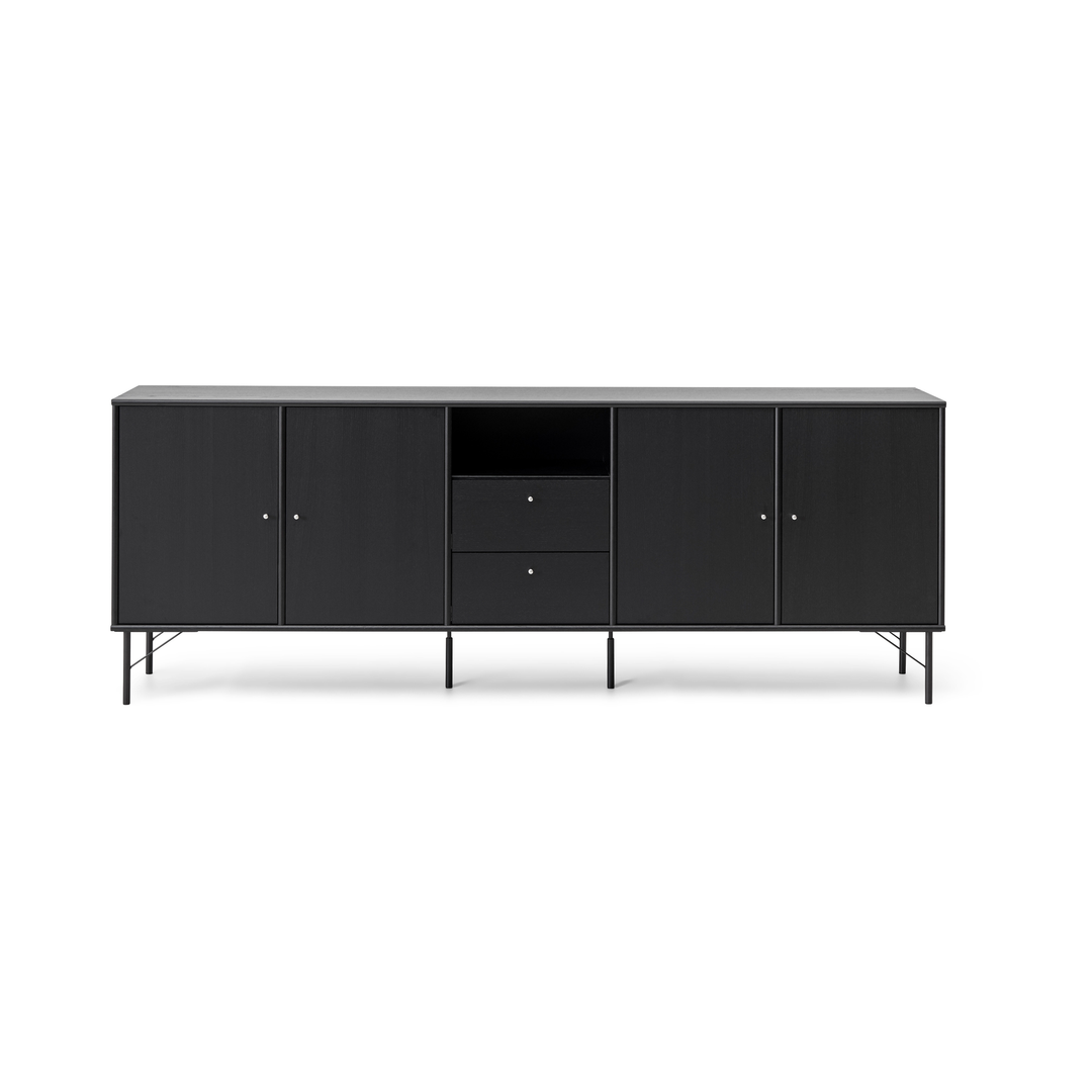 Svart sideboard i modern minimalistisk design med fyra dörrar, två lådor och en öppen hylla på smala ben.