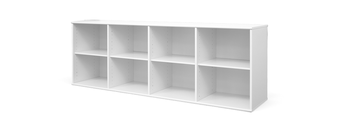Ljus skandinavisk vardagsrumsinteriör med beige soffa, runda soffbord i trä, vit matta, växter, väggkonst och golvlampa vid stort fönster med tunna gardiner.