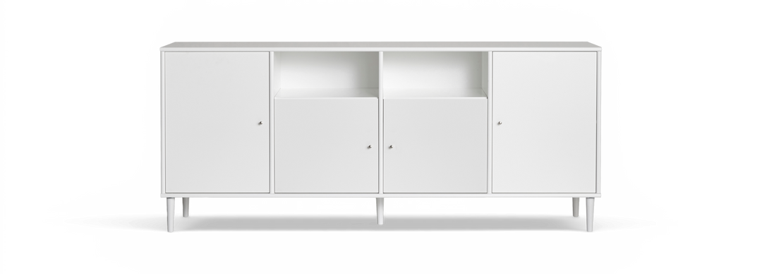 Vit minimalistisk sideboard med fyra dörrar, två öppna fack och smala ben, fotograferad rakt framifrån mot svart bakgrund.