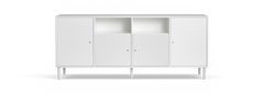 Vit minimalistisk sideboard med fyra dörrar, två öppna fack och smala ben, fotograferad rakt framifrån mot svart bakgrund.