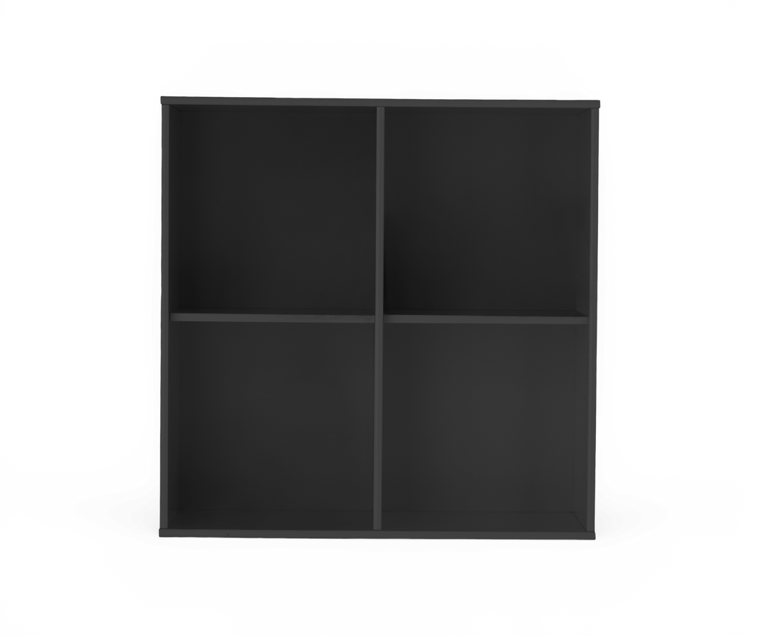 Svart hylla med fyra öppna kvadratiska fack sedd rakt framifrån.