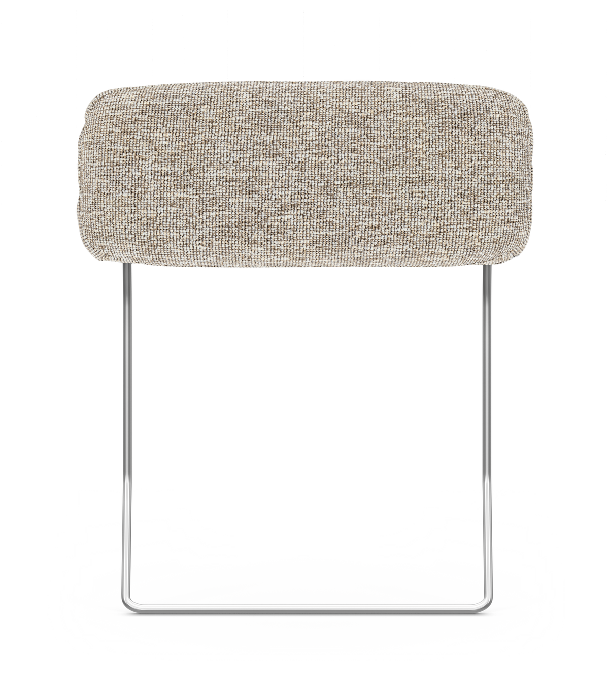 Beige tygklädd skammel/ottoman med kromade slädfødder, frilagd mot vit bakgrund.