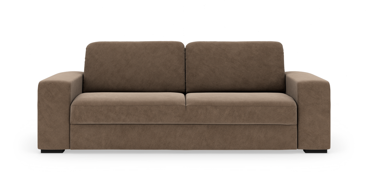 Brun, modern 3-sits soffa sedd rakt fram mot vit studiobakgrund.