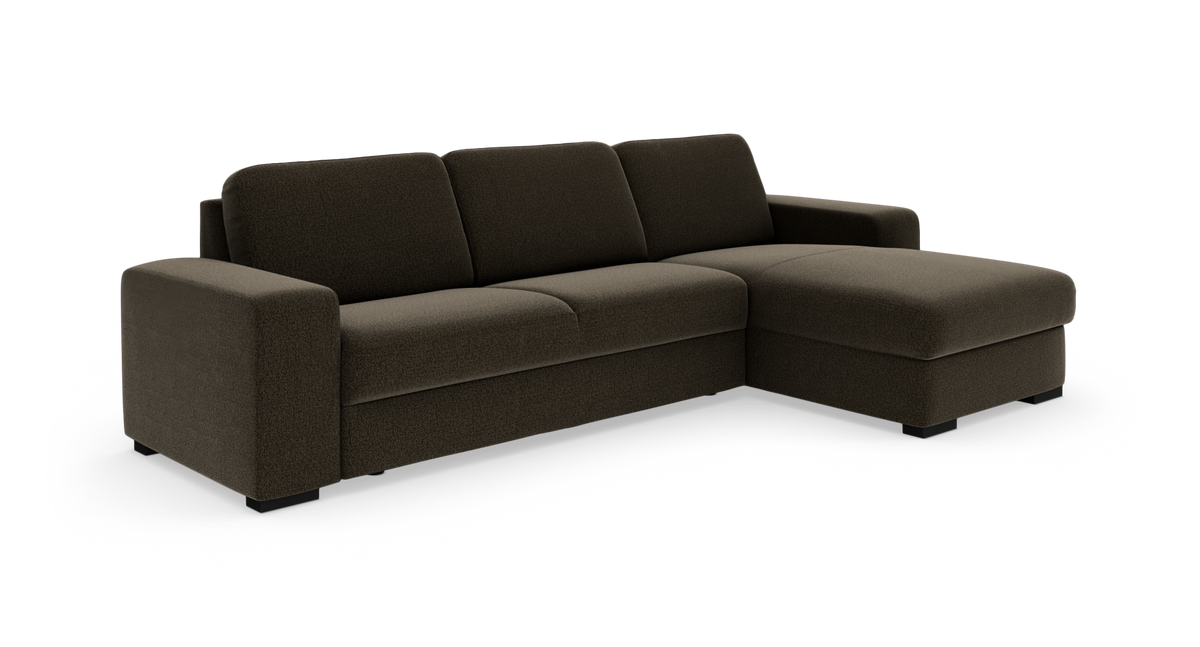 Mörkbrun hörnsoffa med schäslong i modern, låg design på vit bakgrund.