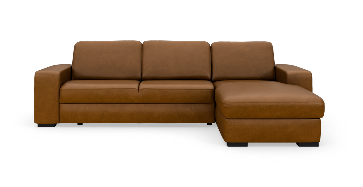 Brun hörnsoffa i läder med schäslong till höger, frilagd på vit bakgrund.