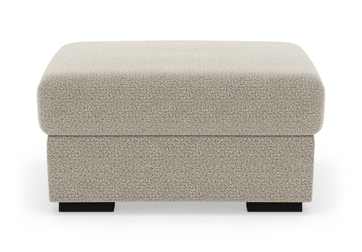 Beige rektangulär fotpall i tyg på svarta ben, frilagd mot vit bakgrund.