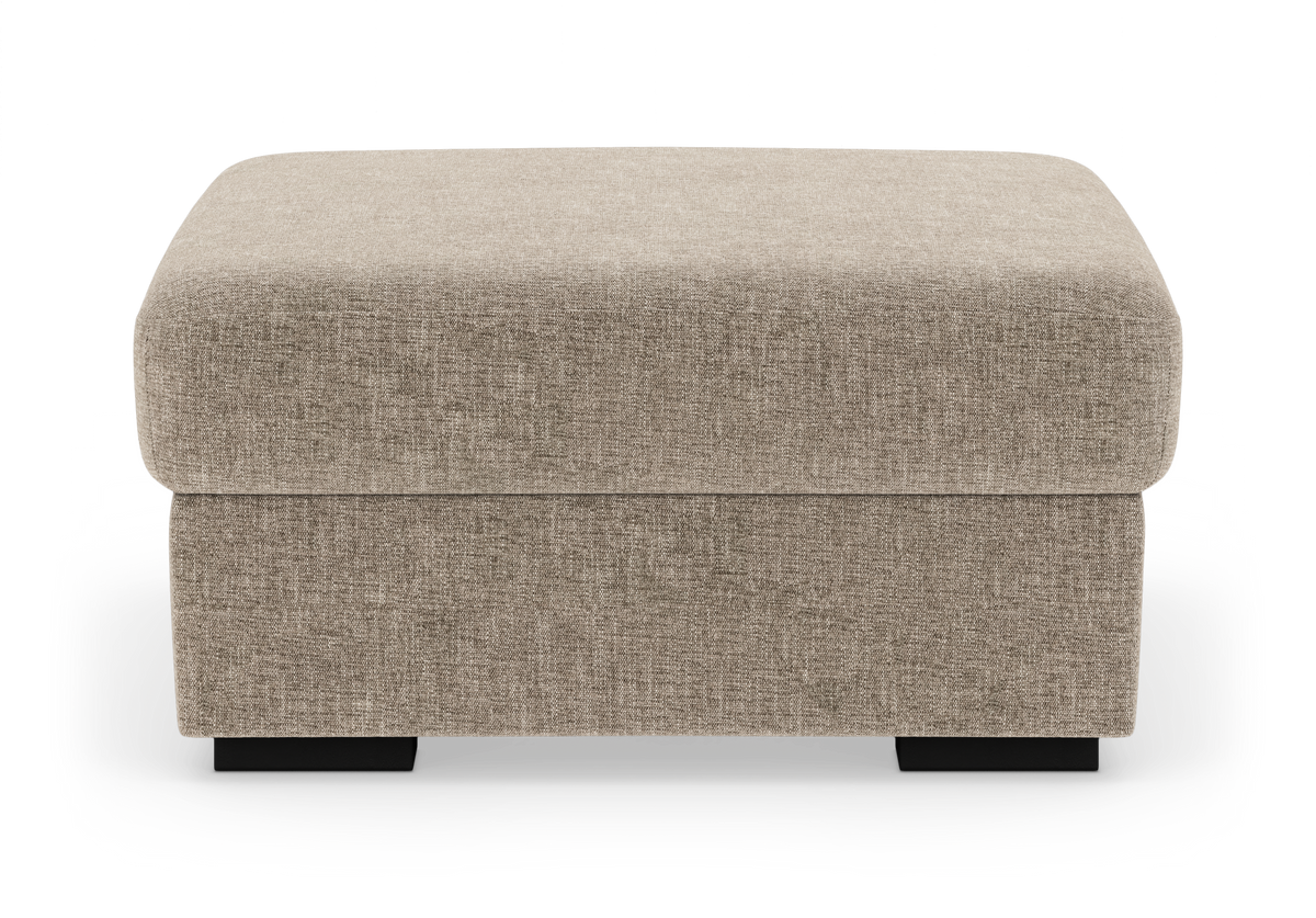 Beige, kvadratisk tygklädd puff på vit bakgrund.