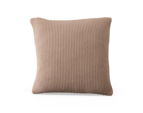 Beige stickad prydnadskudde med grov struktur, frilagd mot vit bakgrund.