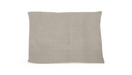 Beigefärgad stickad pläd på vit bakgrund.