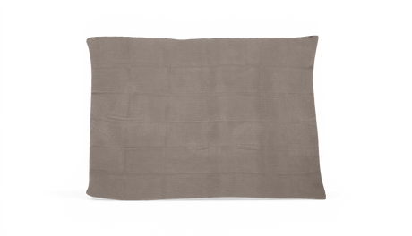 Stickad pläd i taupe/beige, rektangulär med subtil ribbad struktur, frilagd.