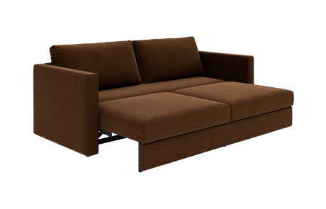 Brun 2-sits bäddsoffa i tyg med två ryggkuddar, visad i utfällt läge på frilagd bakgrund.