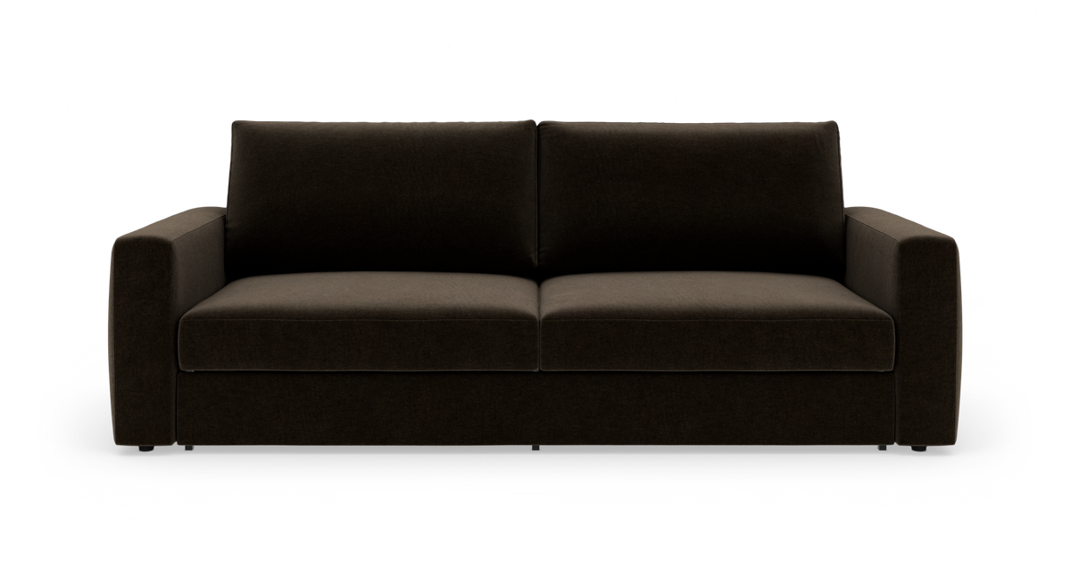 Mörkbrun modern soffa med raka armstöd, frilagd mot vit bakgrund.