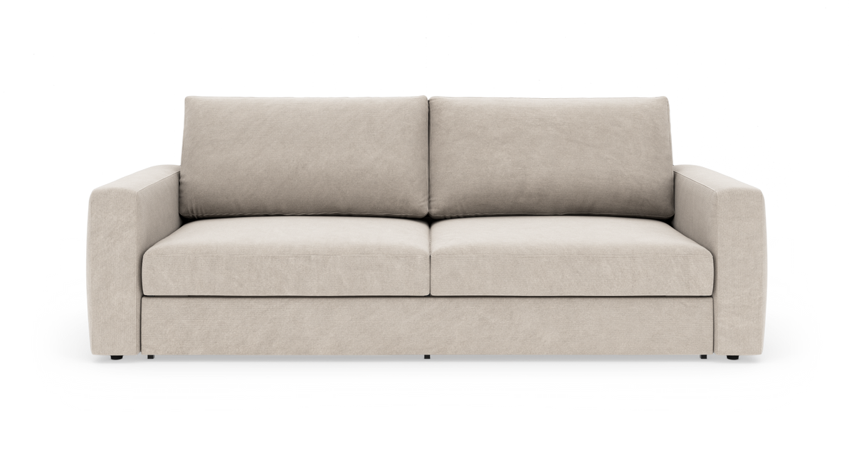 Beige tygsoffa med raka armstöd, sedd framifrån på vit bakgrund.