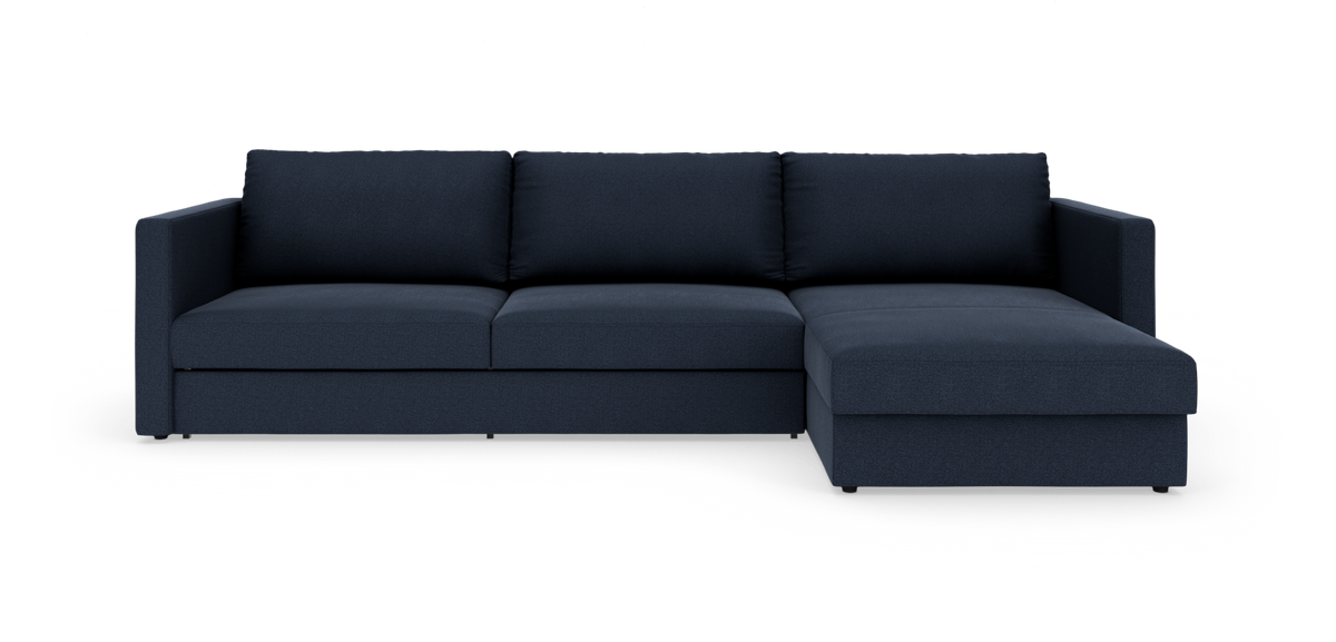 Mörkblå hörnsoffa med schäslong till höger, rak och modern design fotograferad i studio.