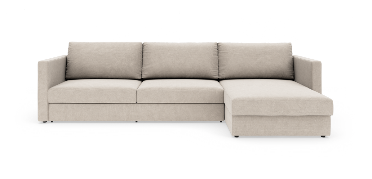 Beige hörnsoffa med schäslong till höger, rak design och tre ryggkuddar mot vit bakgrund.