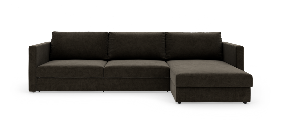 Mörkbrun högervänd hörnsoffa med schäslong i modern, rak design, sedd rakt fram mot vit studiobakgrund.