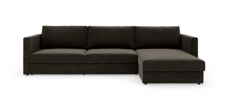 Mörkbrun högervänd hörnsoffa med schäslong i modern, rak design, sedd rakt fram mot vit studiobakgrund.
