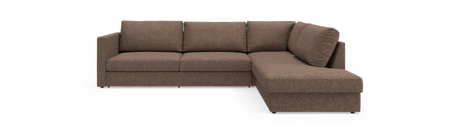 Brun L‑soffa med schäslong till höger, modern rak design med tre sitsar och lösa ryggkuddar, frilagd mot svart bakgrund.