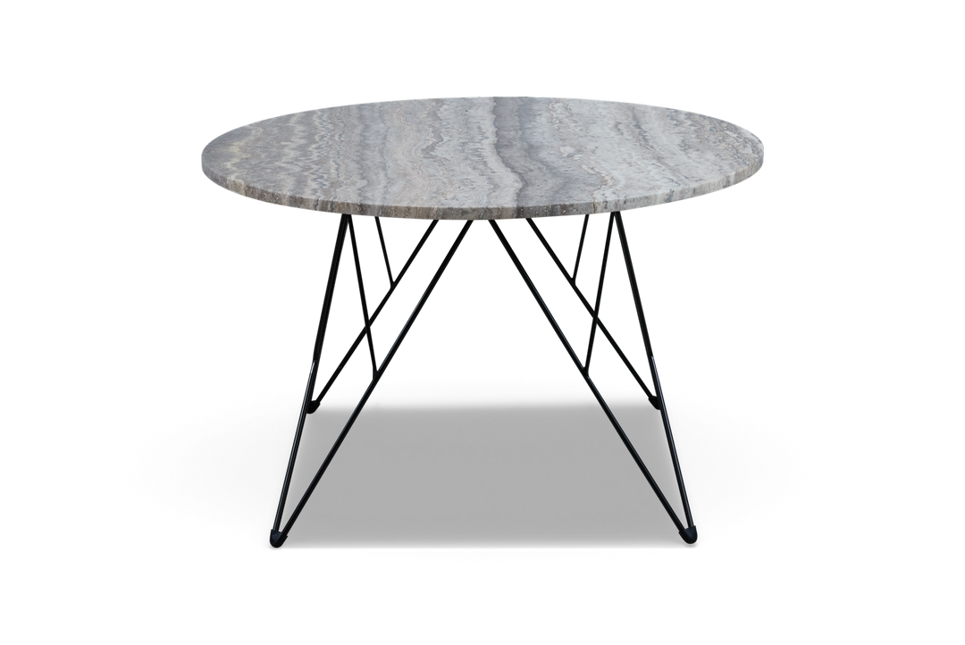 Runt soffbord med grå marmorerad stenskiva och svart geometriskt metallunderrede, frilagt.