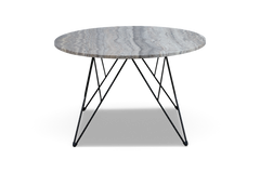 Runt soffbord med grå marmorerad stenskiva och svart geometriskt metallunderrede, frilagt.