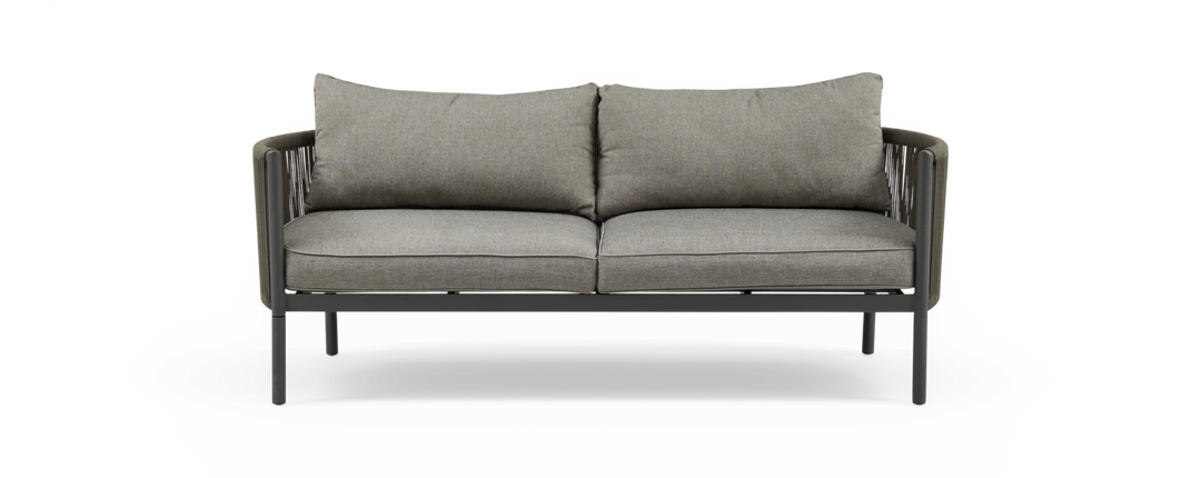 Framifrån av en modern 2-sits grå utomhussoffa med mörk metallstomme och snörade sidor, frilagd.