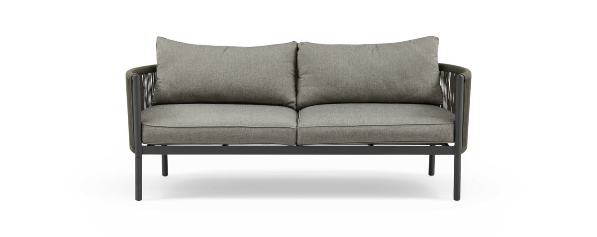 Framifrån av en modern 2-sits grå utomhussoffa med mörk metallstomme och snörade sidor, frilagd.