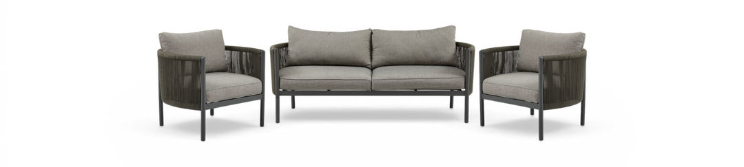 Grå loungeset med mittensoffa (2–3 sits) och två matchande fåtöljer med repdetaljer och metallram, frilagd på vit bakgrund.