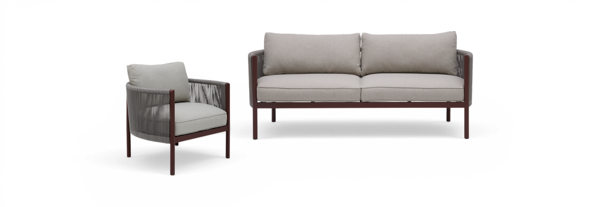 Soffgrupp med 2-sits soffa och fåtölj i brun ram, grå repdetaljer och ljusgrå dynor på vit bakgrund.