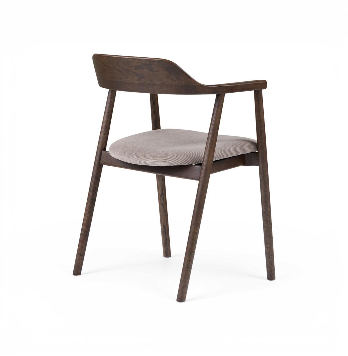 Brun trästol med armstöd och rund, beige sits i tyg, visad snett bakifrån.