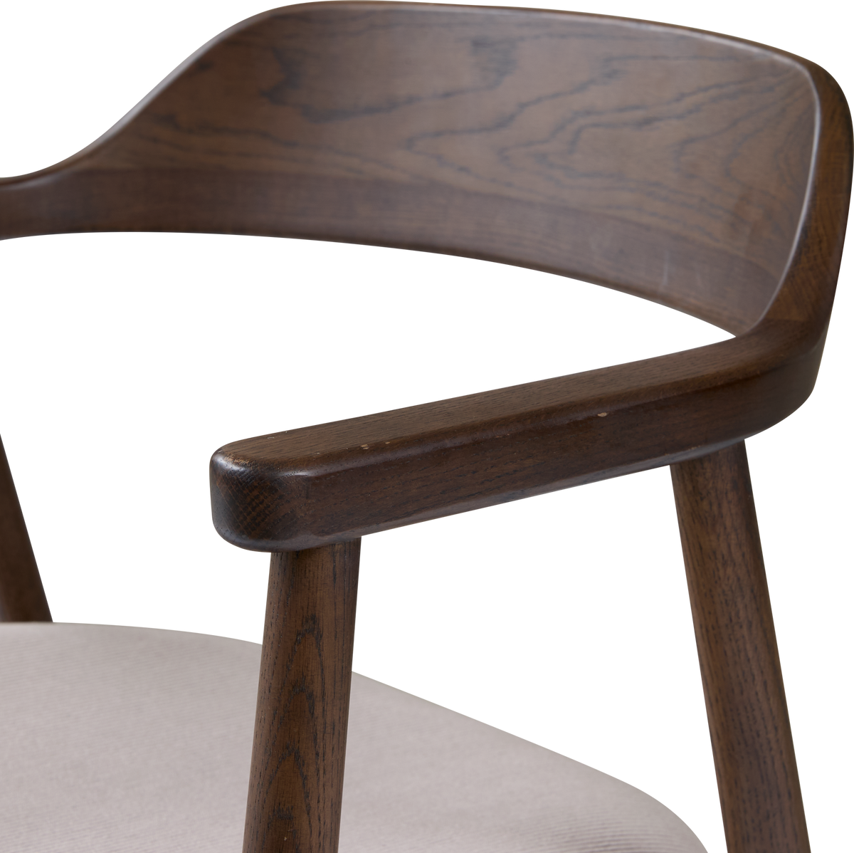 Närbild av mörkbrunt träarmstöd och rundad rygg på en modern matstol med ljus beige sits mot vit bakgrund.