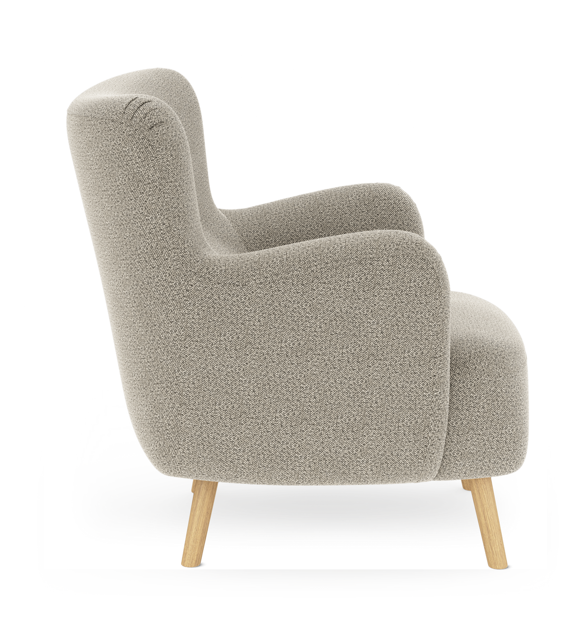 Sidovy av en beige, stoppad fåtölj med träsben mot vit bakgrund.