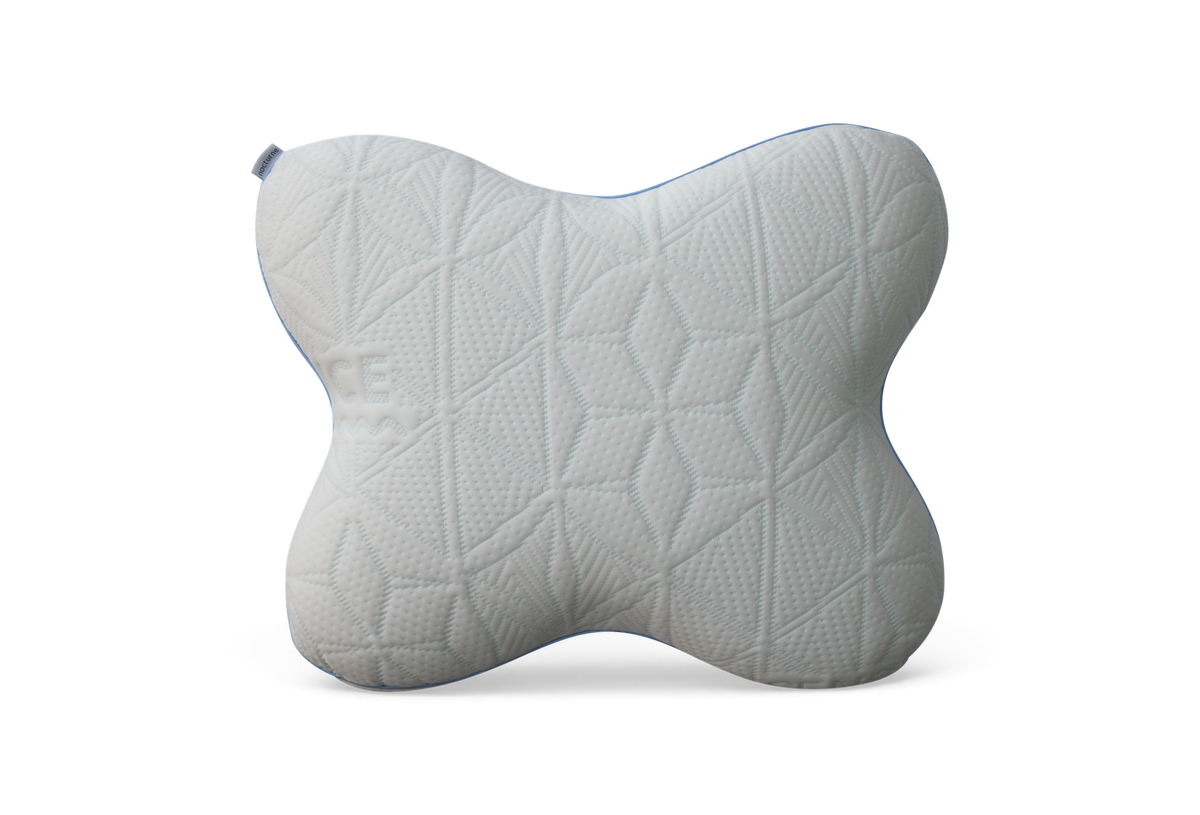 Ergonomisk vit kudde med geometriskt mönstrat överdrag och ordet ICE, fjärilsformad design.