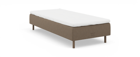 Enkel sängbotten med vit bäddmadrass, beige klädsel och träben, frilagd på vit bakgrund.