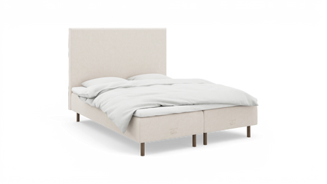 Beige kontinentalsäng med hög sänggavel, vitt bäddset och kuddar samt träben, frilagd mot vit bakgrund.