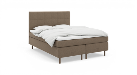 Beige säng i tyg med hög rutmönstrad gavlar, vita kuddar och täcke, frilagd mot vit bakgrund.