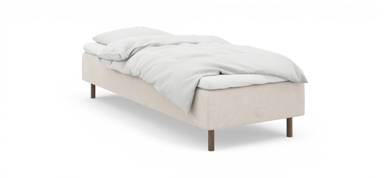 Ljus beige säng med vita sängkläder och träben, isolerad mot vit bakgrund._ps