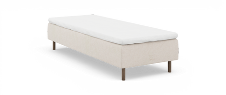 Beige sängram med vit bäddmadrass och träben, enkelbädd i minimalistisk stil.