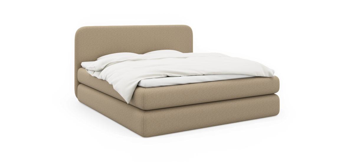 Beige klädd kontinentalsäng med vit bäddning, frilagd mot svart bakgrund i snett framifrån-vy.