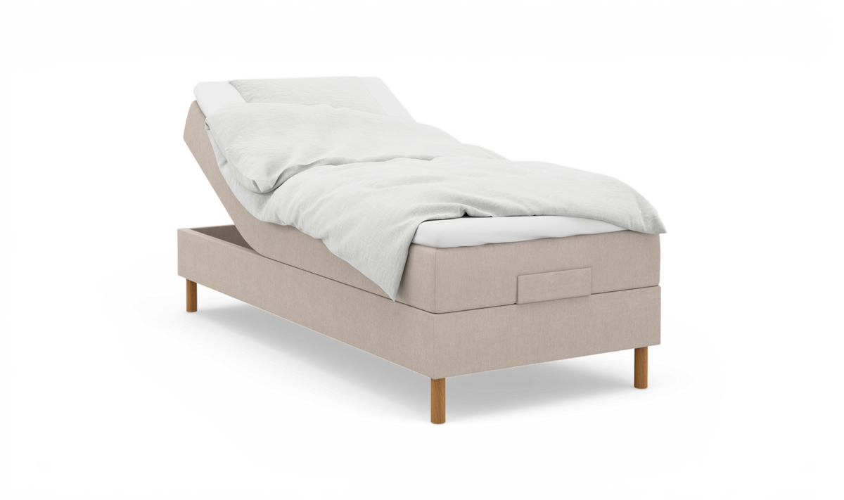 Beige ställbar säng med träben och vit bäddning; ryggdelen är uppfälld och produkten är frilagd mot vit bakgrund.