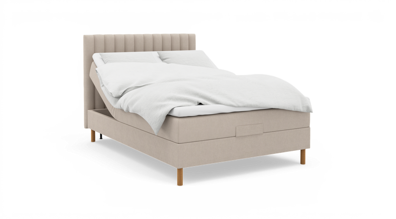 Beige justerbar säng med kanalquiltad sänggavel, vita sängkläder och träben; huvudänden är uppfälld._ps